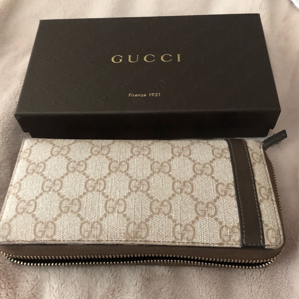 100% authentic - Gucci wallet
